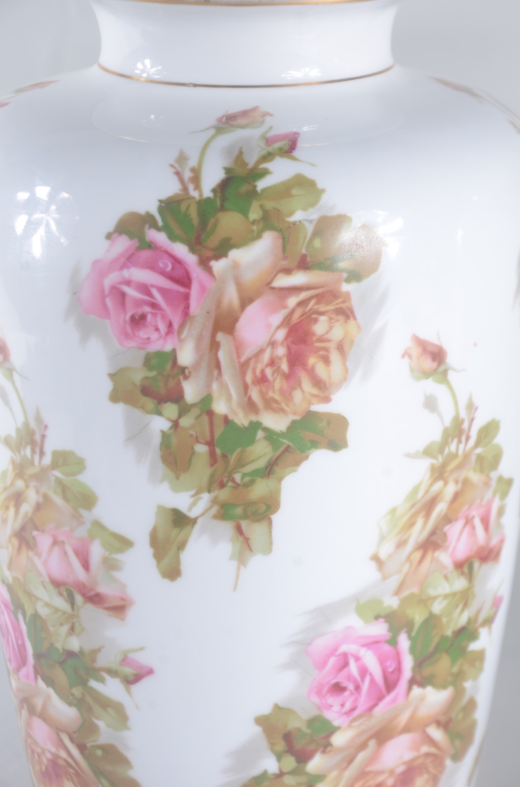 Par de vasos de porcelana, fundo branco com flores em policromia. Um... - foto 2 de 7