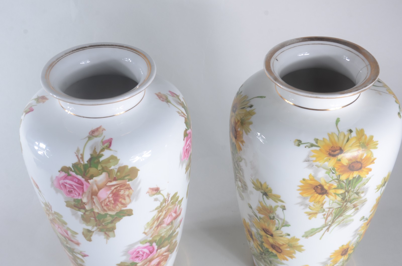 Par de vasos de porcelana, fundo branco com flores em policromia. Um... - foto 3 de 7
