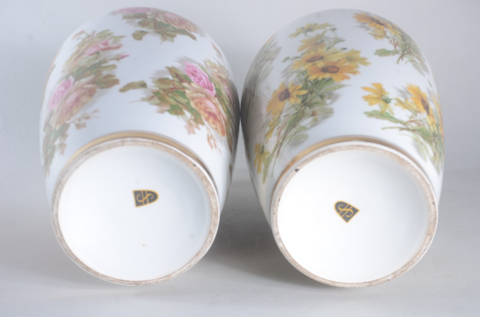 Par de vasos de porcelana, fundo branco com flores em policromia. Um... - foto 5 de 7