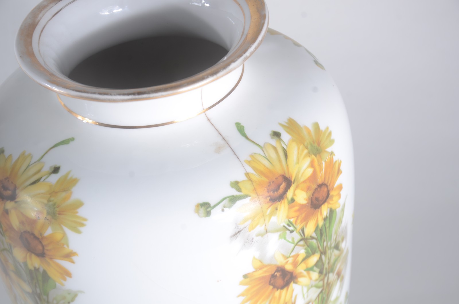 Par de vasos de porcelana, fundo branco com flores em policromia. Um... - foto 7 de 7