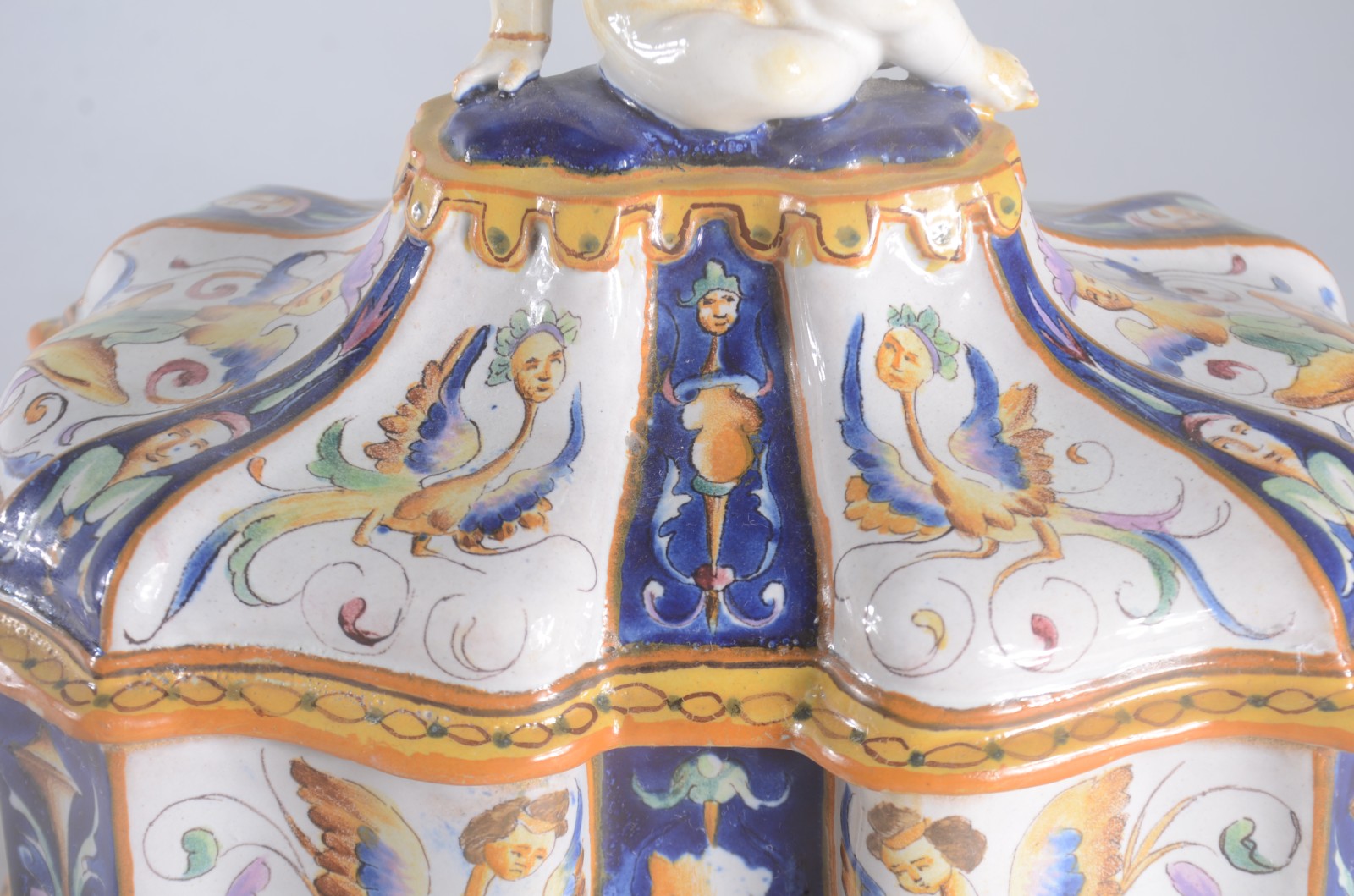 Caixa de faiança europeia. Tampa com figura de Pucci. Pequenos... - foto 4 de 10