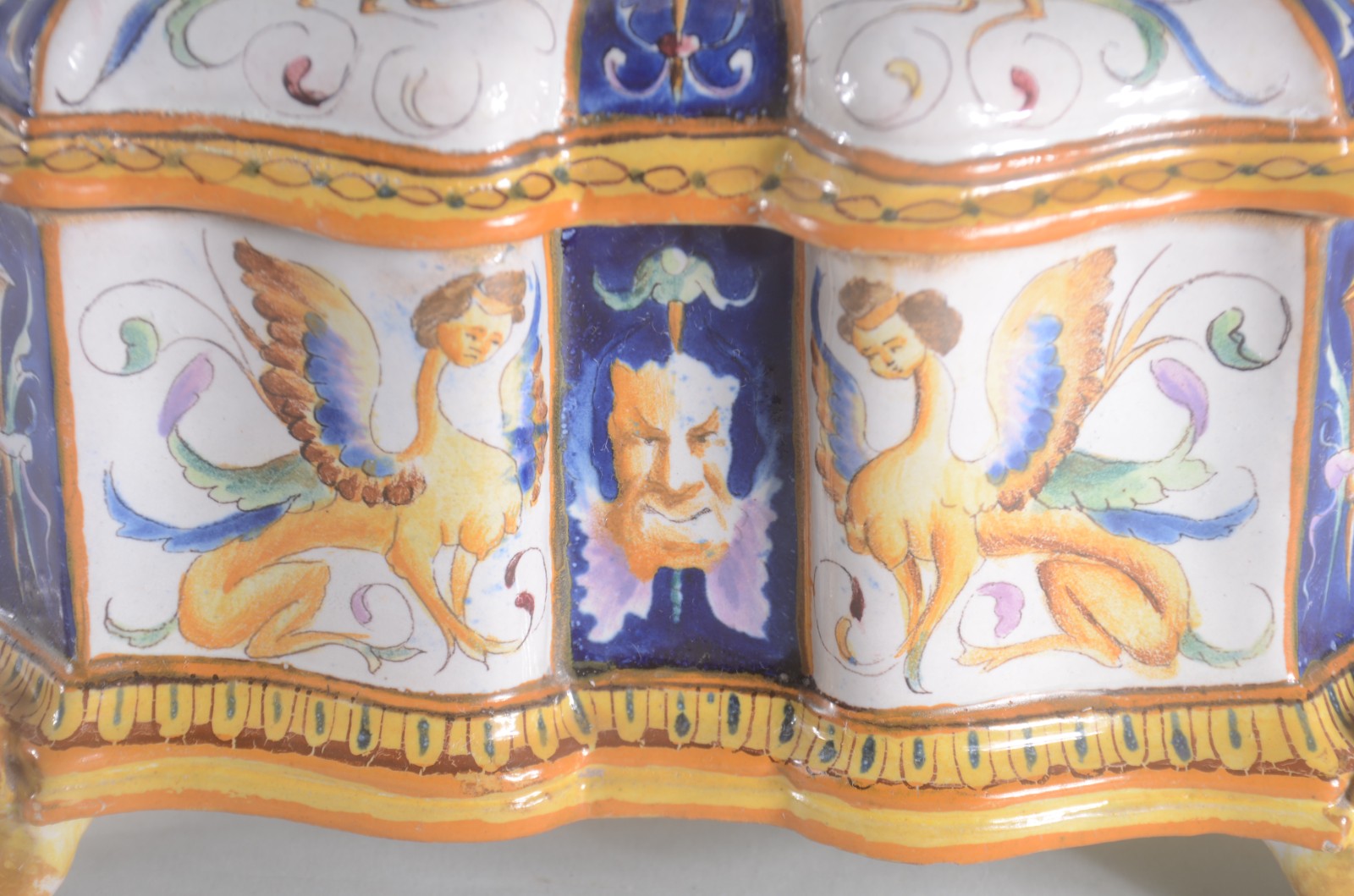 Caixa de faiança europeia. Tampa com figura de Pucci. Pequenos... - foto 5 de 10