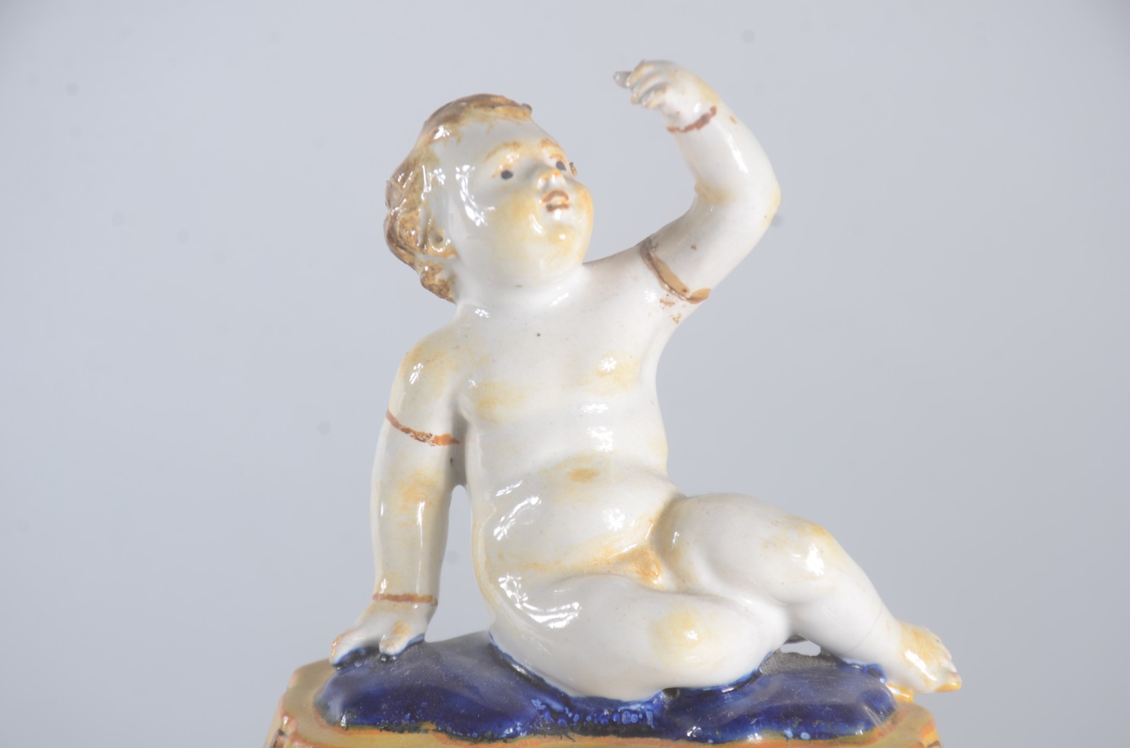 Caixa de faiança europeia. Tampa com figura de Pucci. Pequenos... - foto 6 de 10