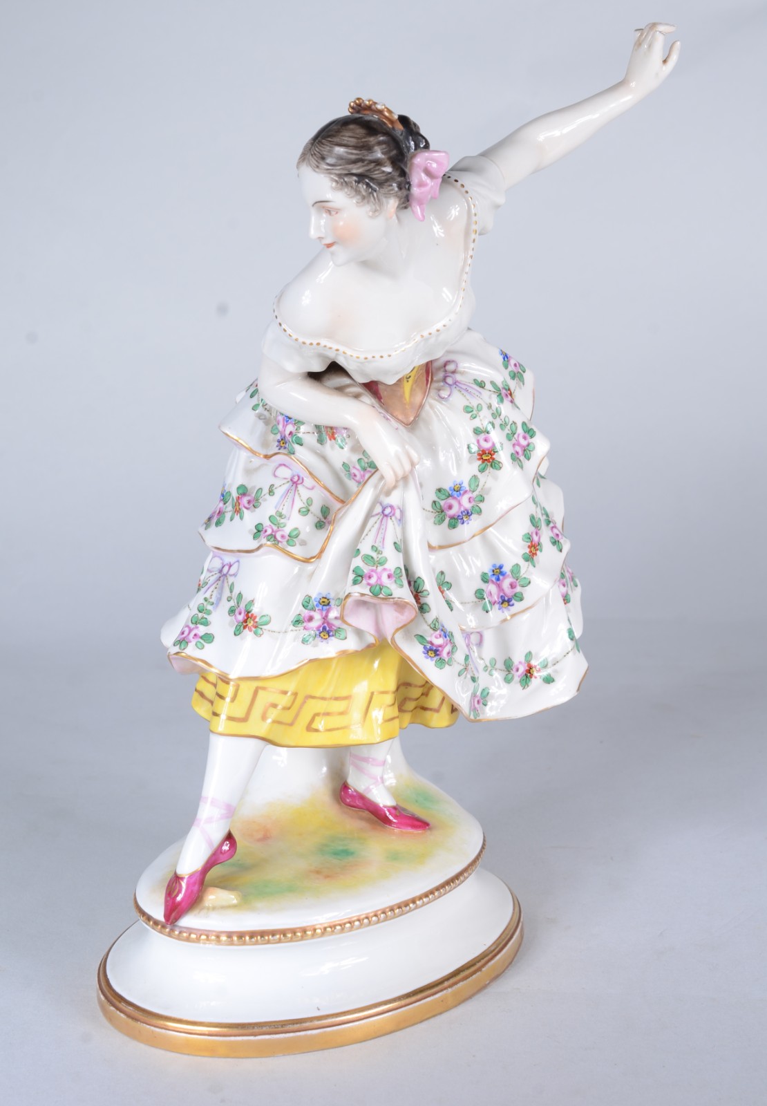 Estatueta de porcelana europeia em policromia, representando... - foto 1 de 9