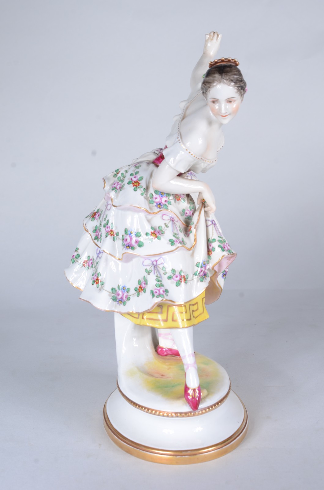 Estatueta de porcelana europeia em policromia, representando... - foto 2 de 9