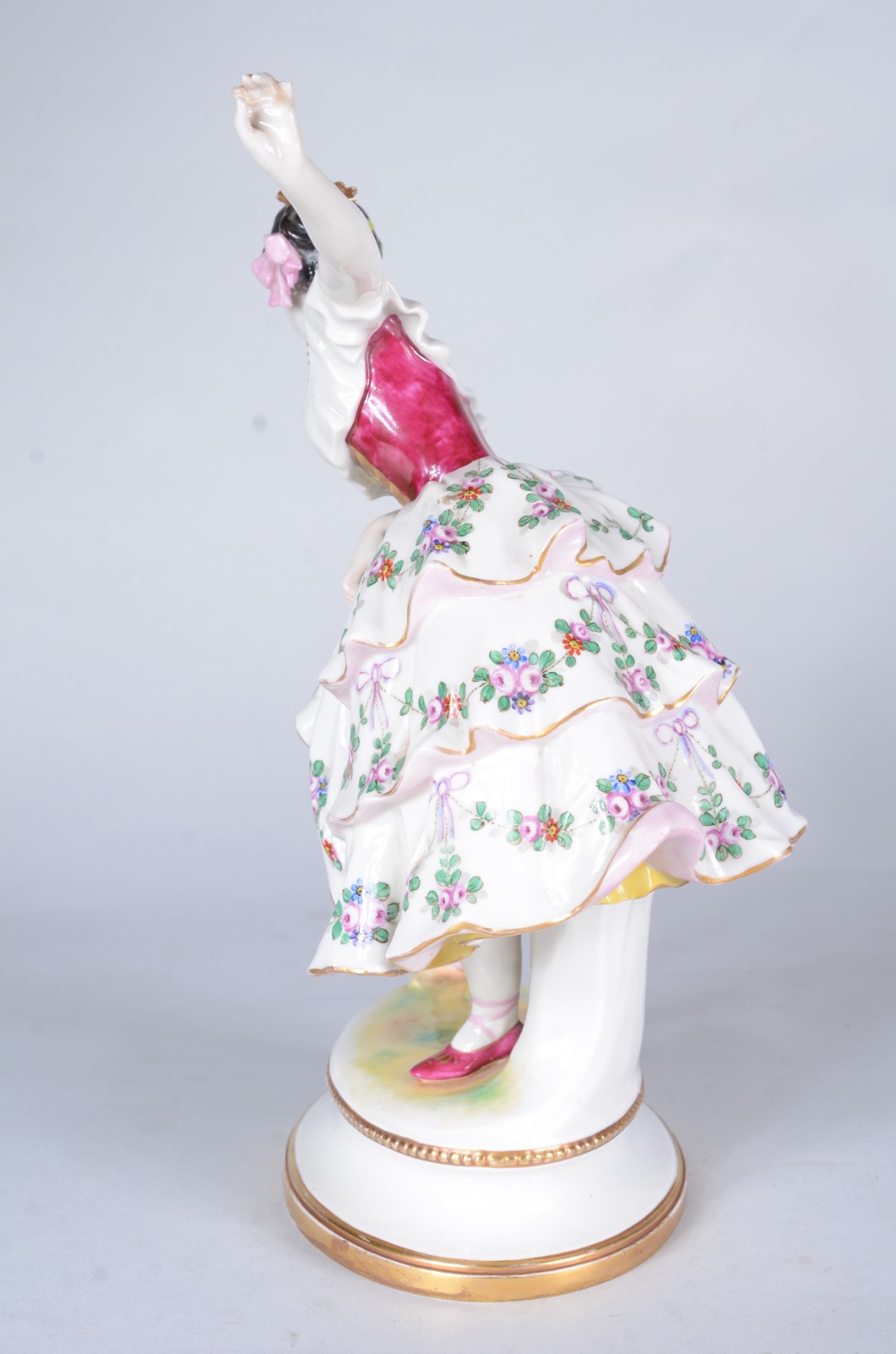 Estatueta de porcelana europeia em policromia, representando... - foto 3 de 9
