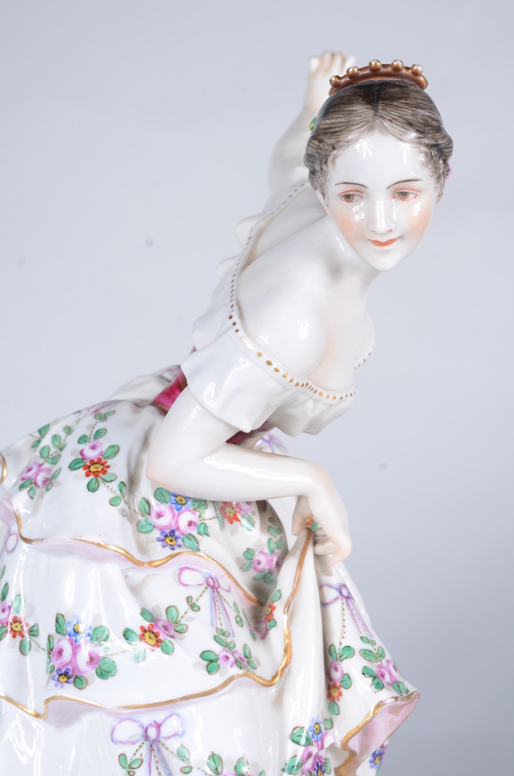 Estatueta de porcelana europeia em policromia, representando... - foto 5 de 9