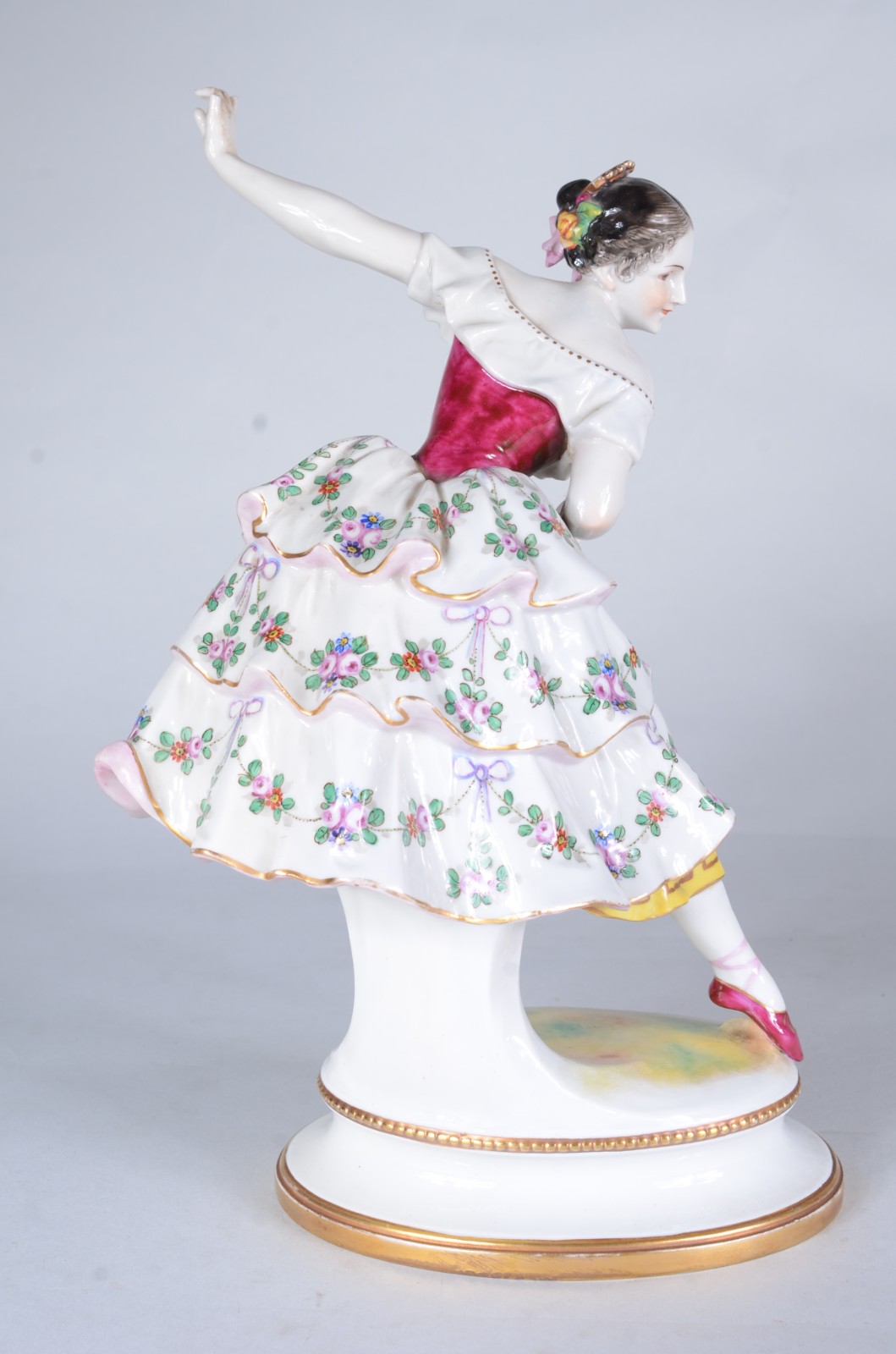 Estatueta de porcelana europeia em policromia, representando... - foto 6 de 9