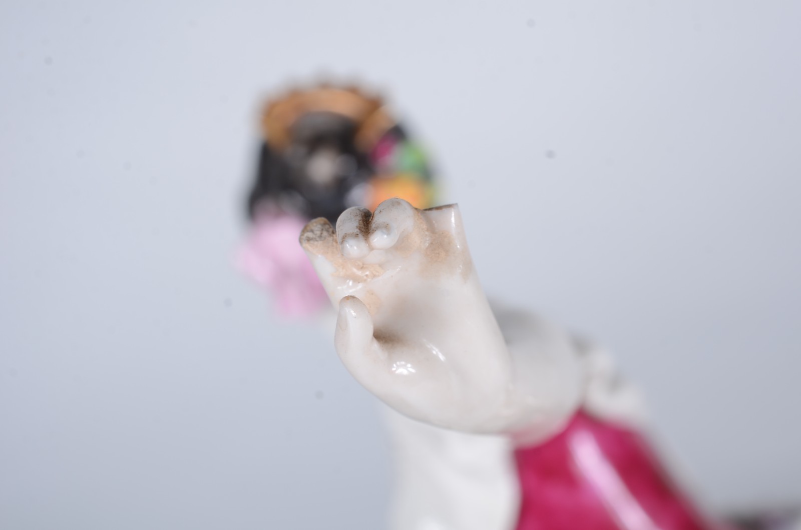 Estatueta de porcelana europeia em policromia, representando... - foto 7 de 9