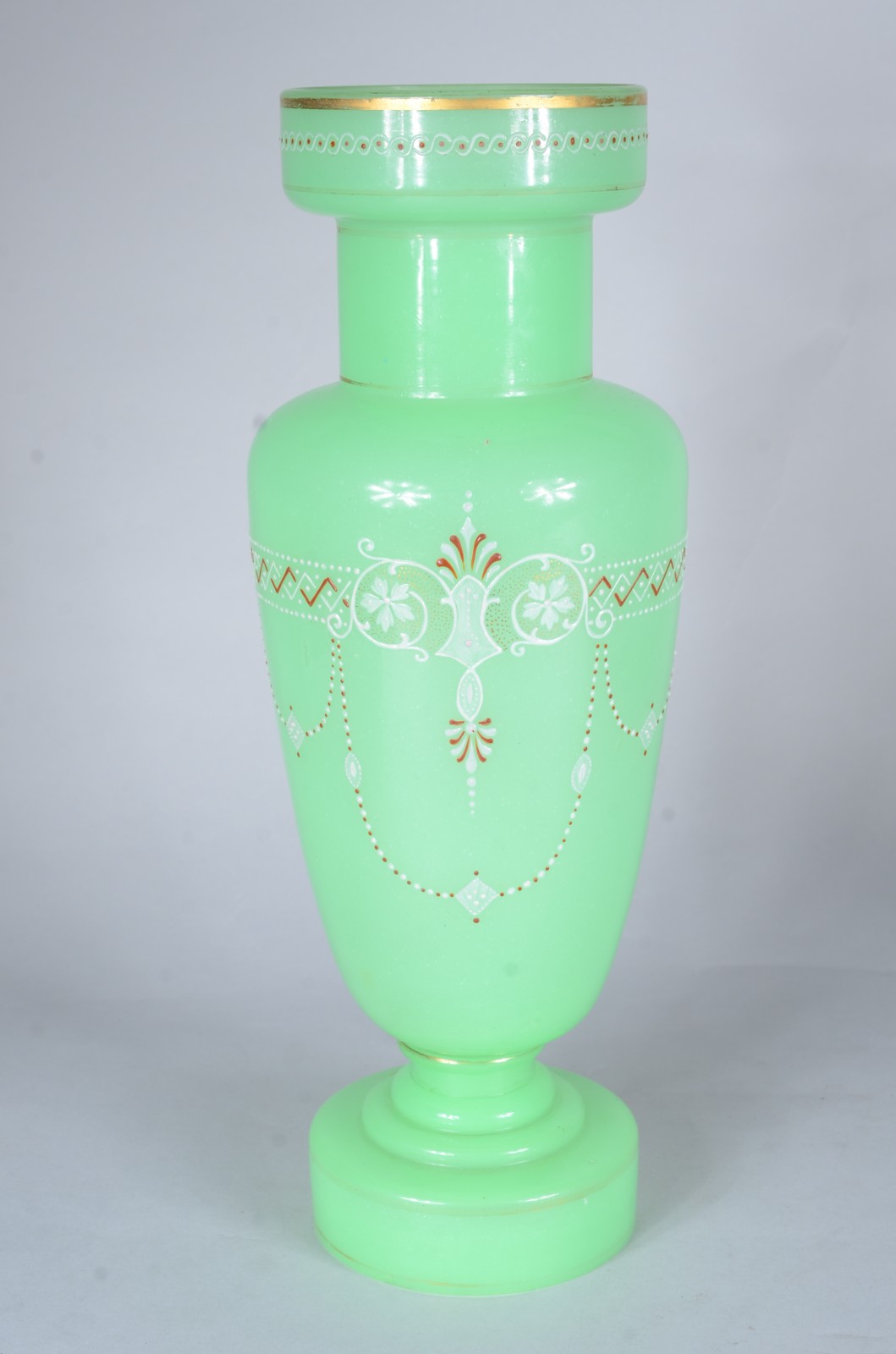 Elegante vaso de opalina francesa na cor verde decorado com... - foto 1 de 8