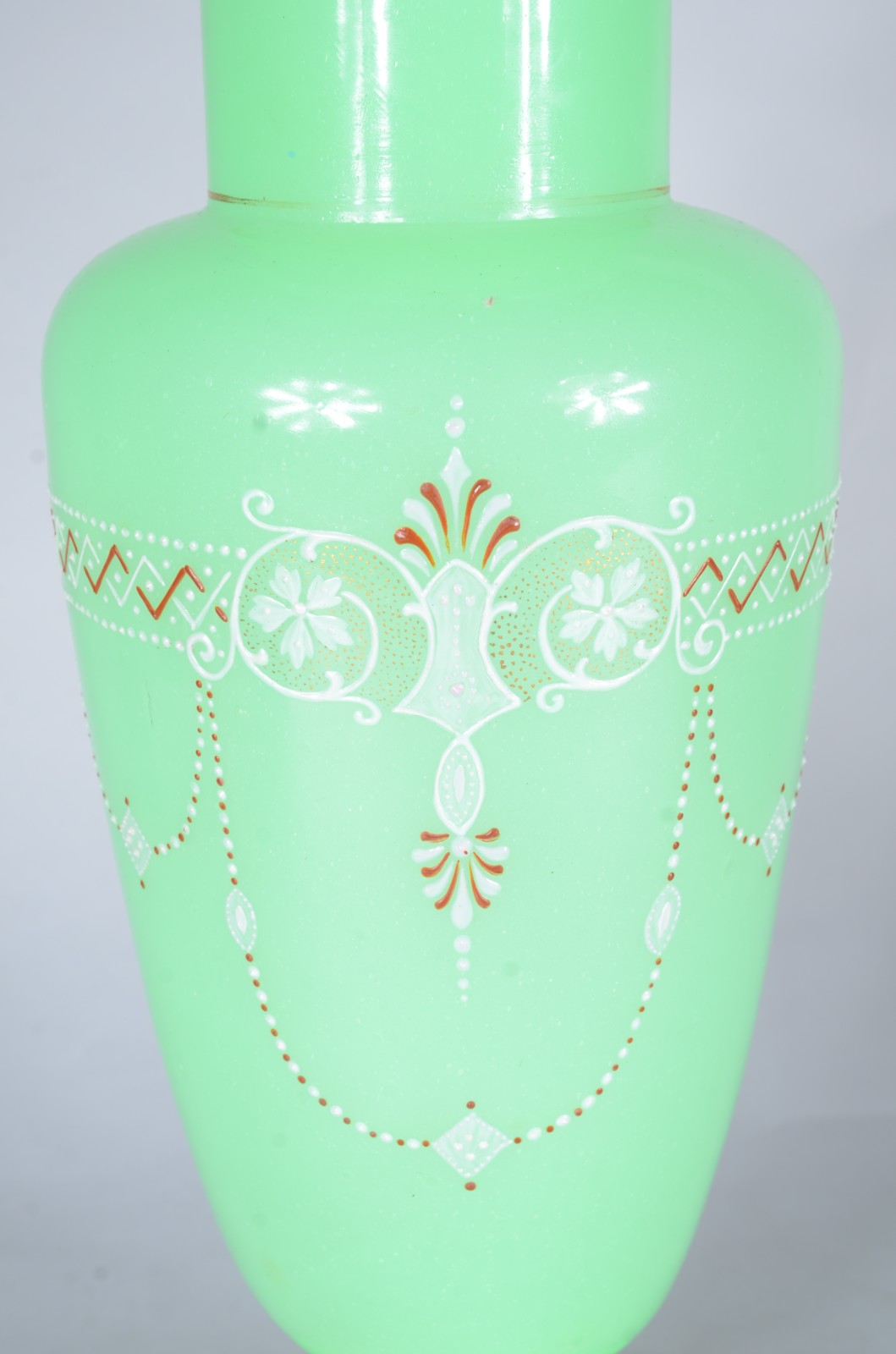 Elegante vaso de opalina francesa na cor verde decorado com... - foto 2 de 8