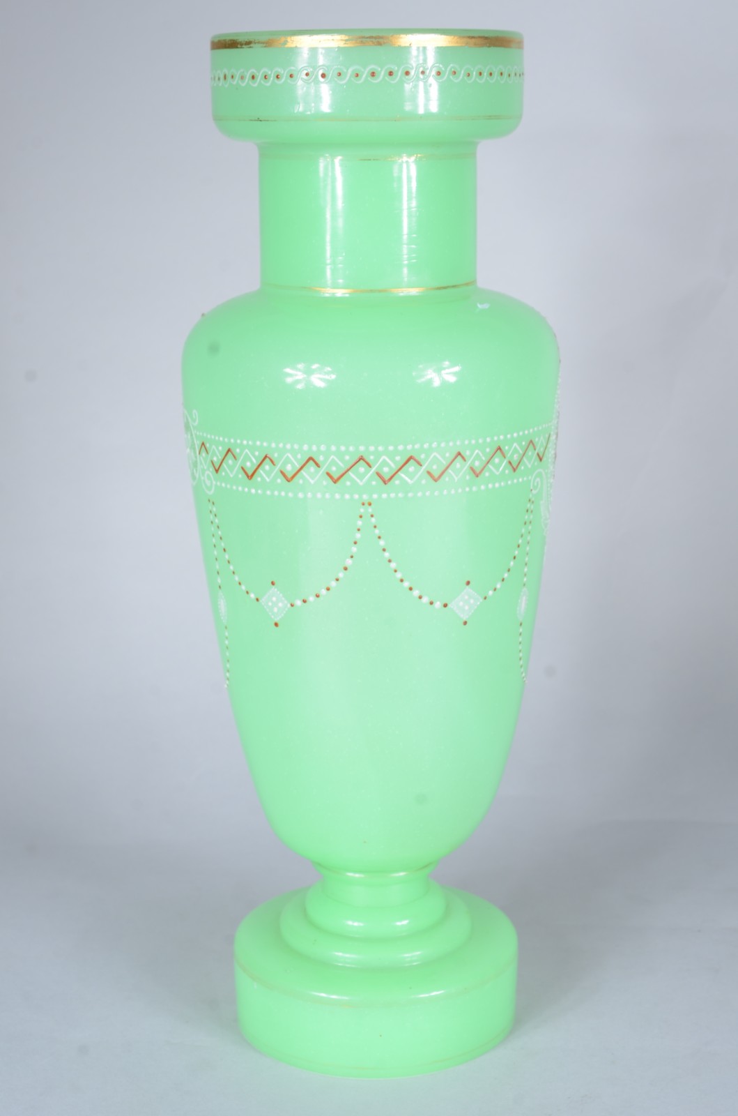 Elegante vaso de opalina francesa na cor verde decorado com... - foto 3 de 8