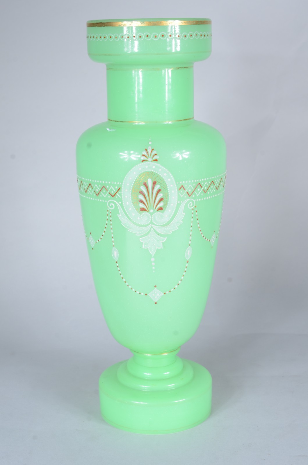 Elegante vaso de opalina francesa na cor verde decorado com... - foto 4 de 8
