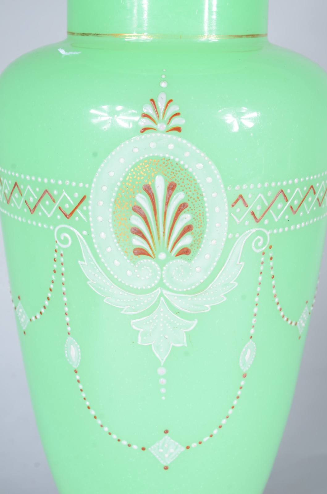 Elegante vaso de opalina francesa na cor verde decorado com... - foto 5 de 8