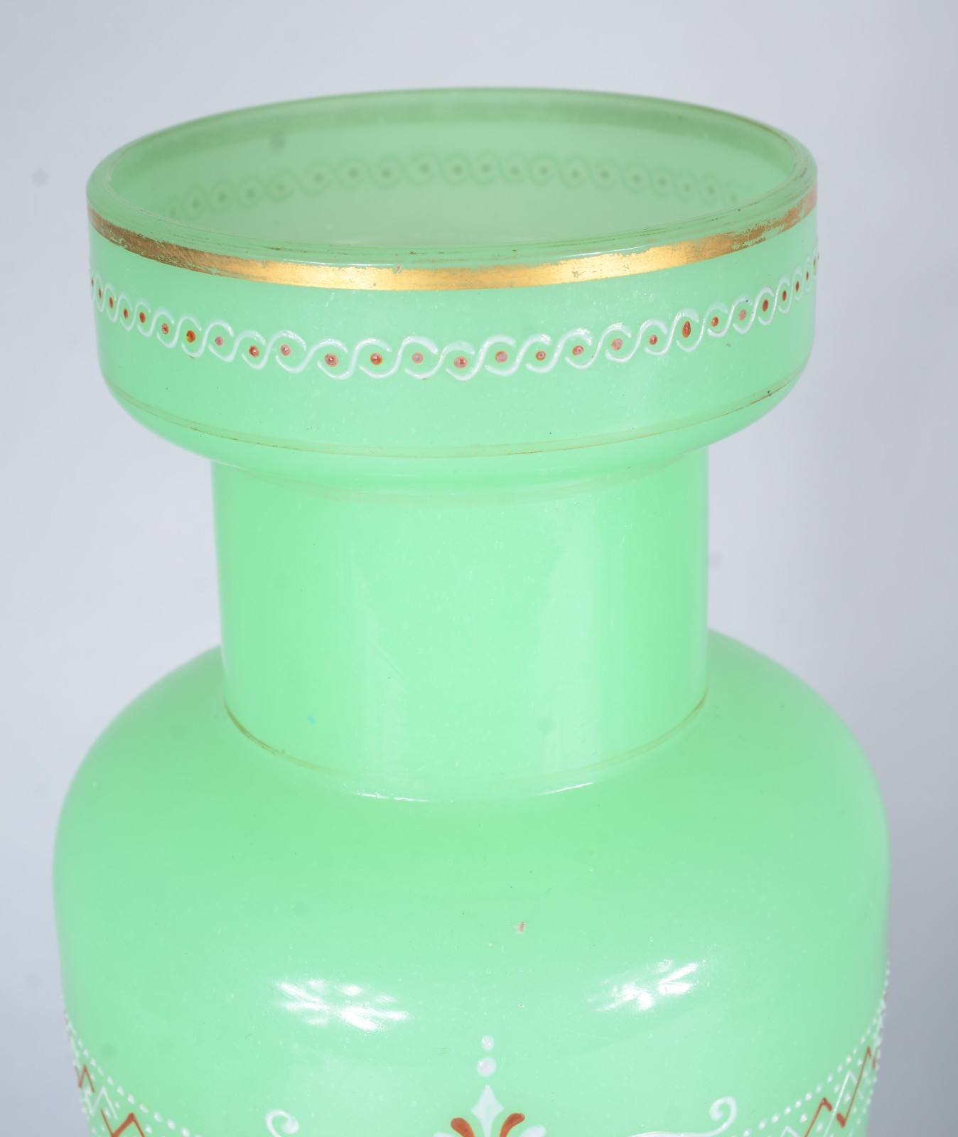 Elegante vaso de opalina francesa na cor verde decorado com... - foto 6 de 8