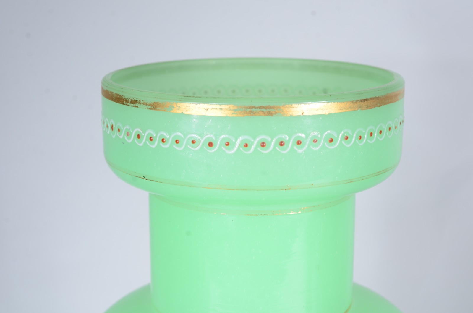 Elegante vaso de opalina francesa na cor verde decorado com... - foto 7 de 8