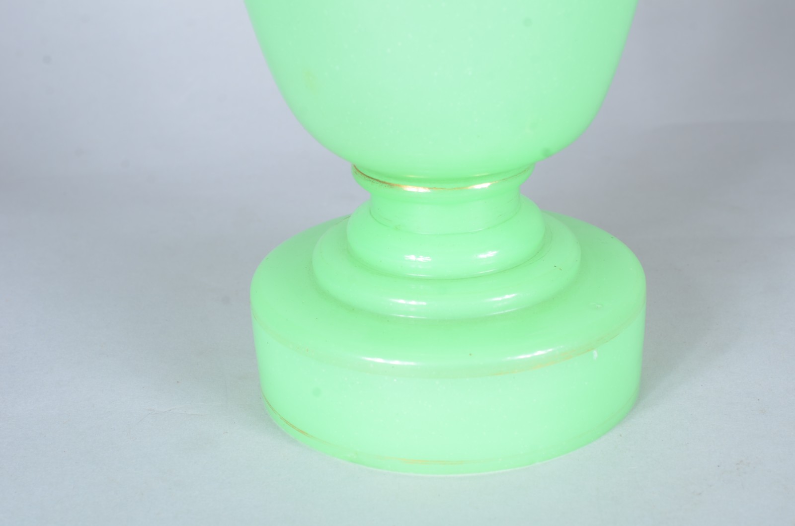 Elegante vaso de opalina francesa na cor verde decorado com... - foto 8 de 8
