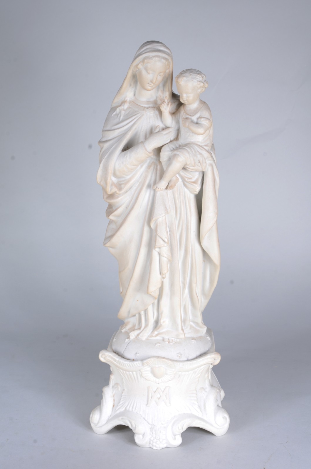 Imagem de Nossa Senhora com Menino sobre pedestal, em pó de mármore. - foto 1 de 10