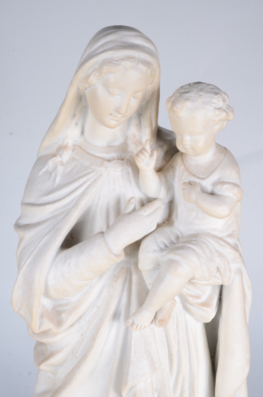 Imagem de Nossa Senhora com Menino sobre pedestal, em pó de mármore. - foto 2 de 10