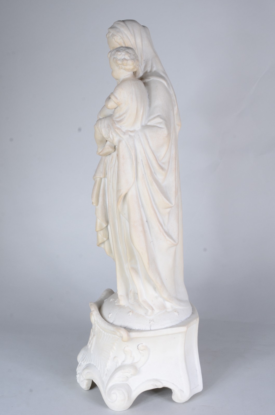Imagem de Nossa Senhora com Menino sobre pedestal, em pó de mármore. - foto 3 de 10