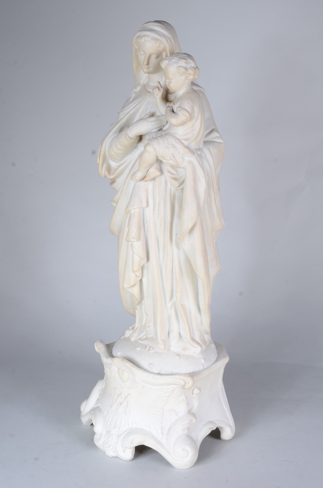 Imagem de Nossa Senhora com Menino sobre pedestal, em pó de mármore. - foto 4 de 10