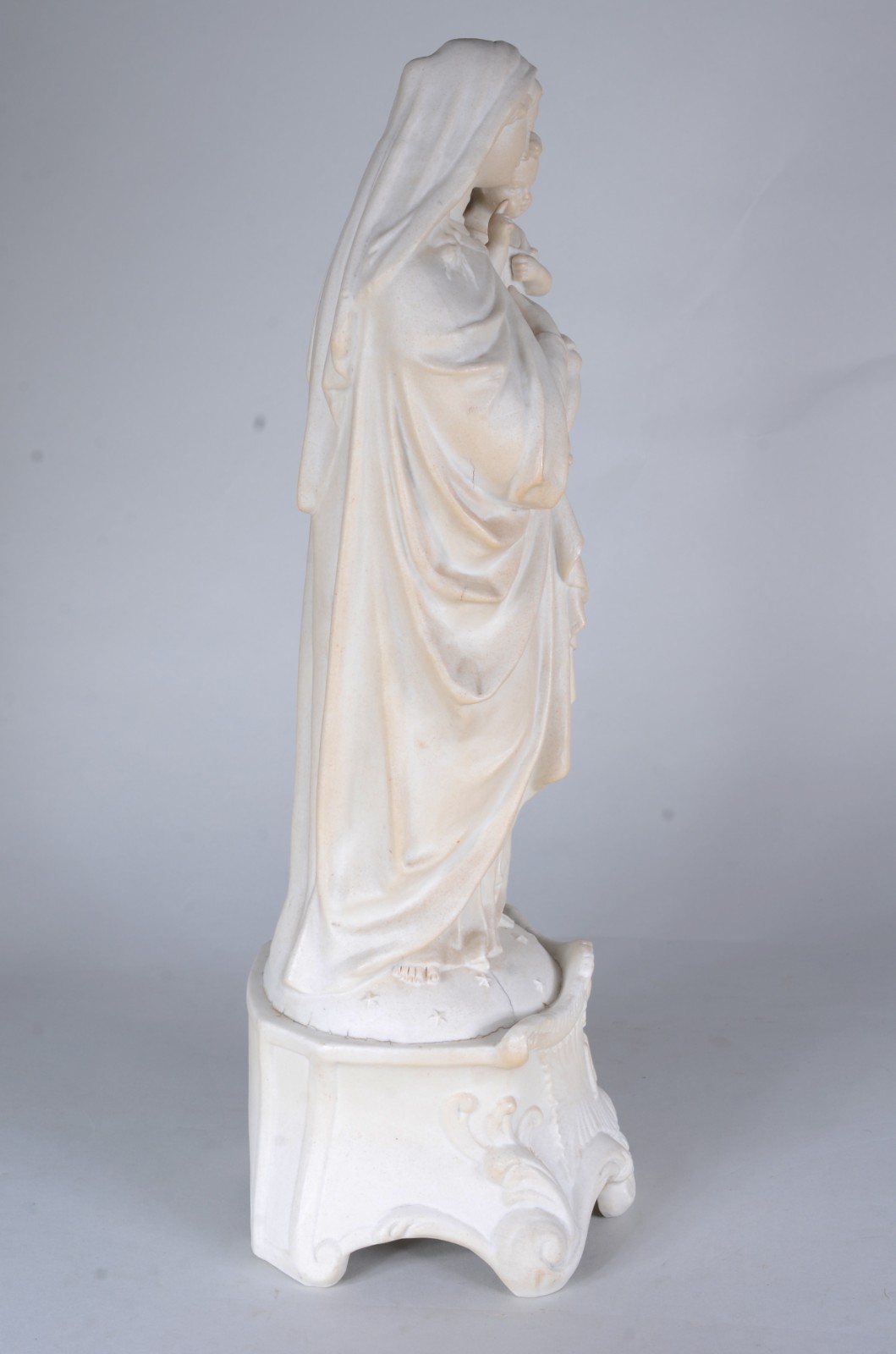 Imagem de Nossa Senhora com Menino sobre pedestal, em pó de mármore. - foto 5 de 10