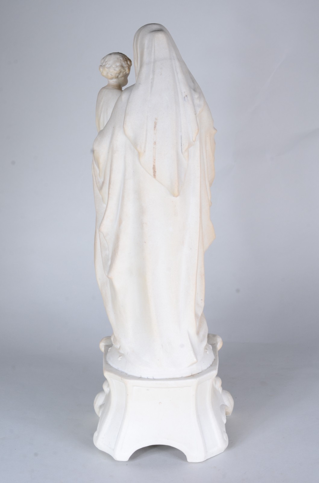 Imagem de Nossa Senhora com Menino sobre pedestal, em pó de mármore. - foto 6 de 10