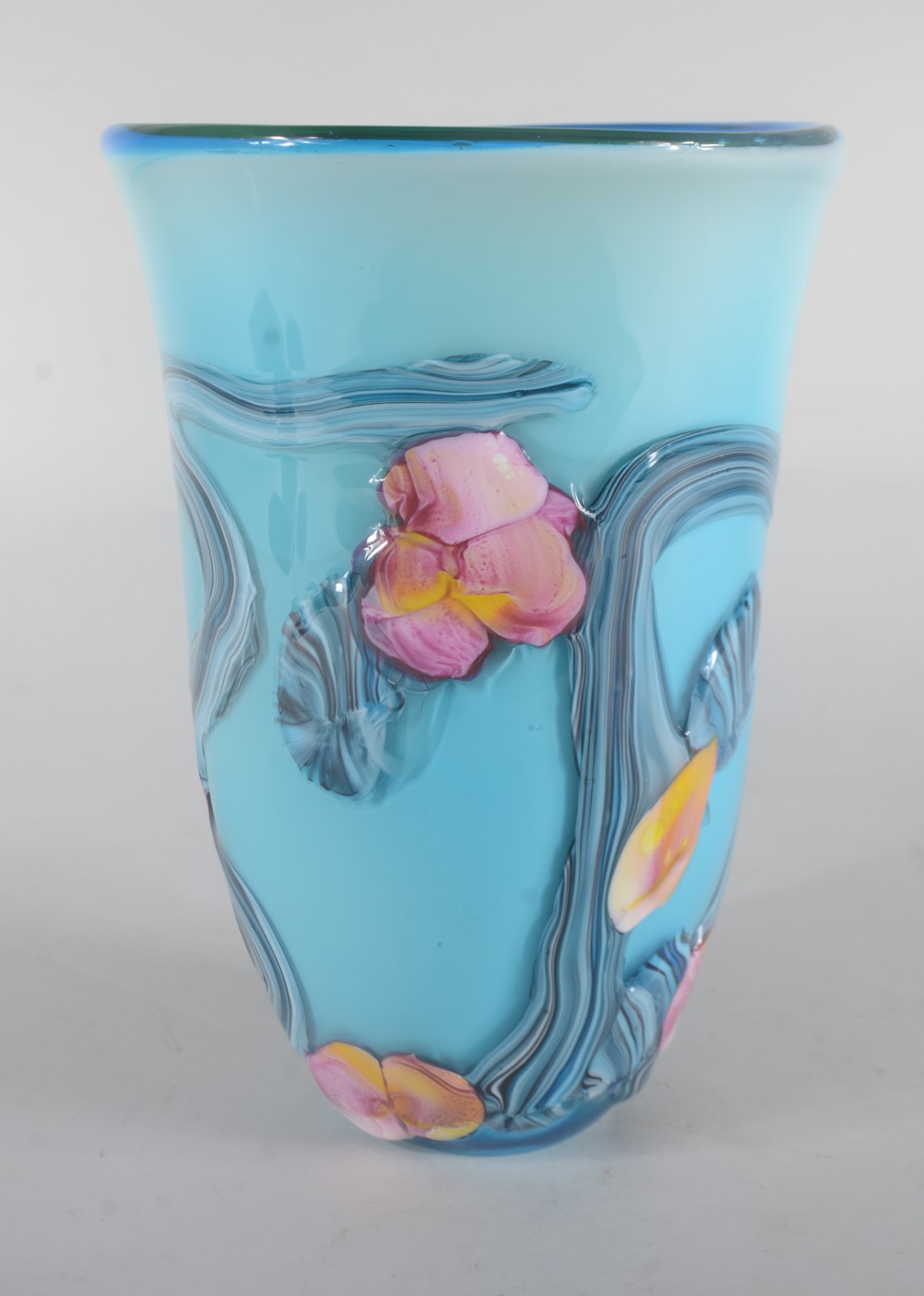 Vaso decortivo em vidro leitoso azul com flores em policromia... - foto 1 de 6