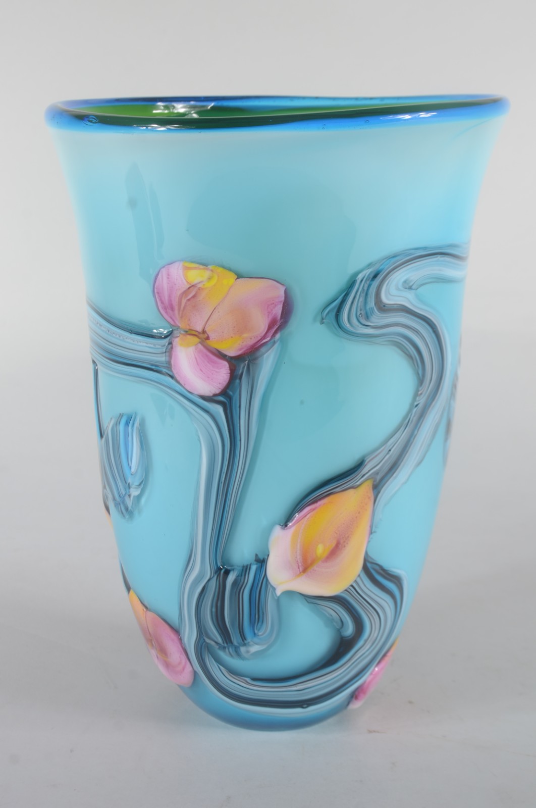 Vaso decortivo em vidro leitoso azul com flores em policromia... - foto 2 de 6