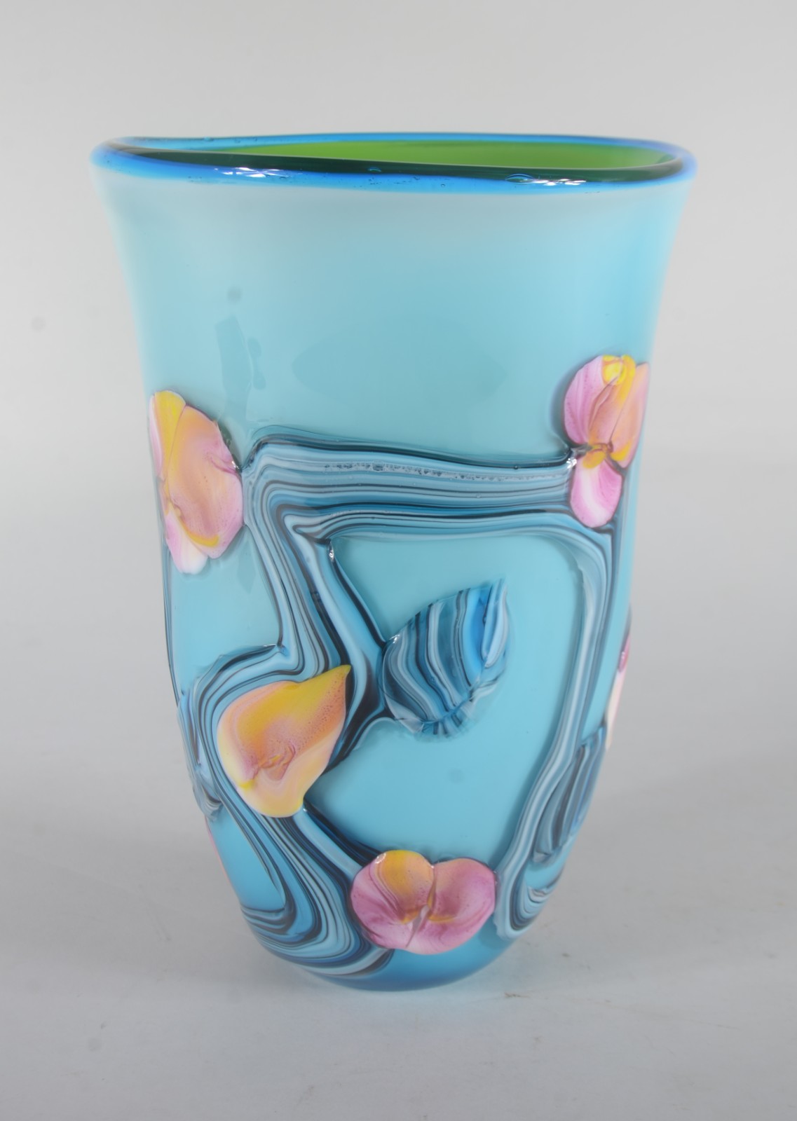 Vaso decortivo em vidro leitoso azul com flores em policromia... - foto 3 de 6