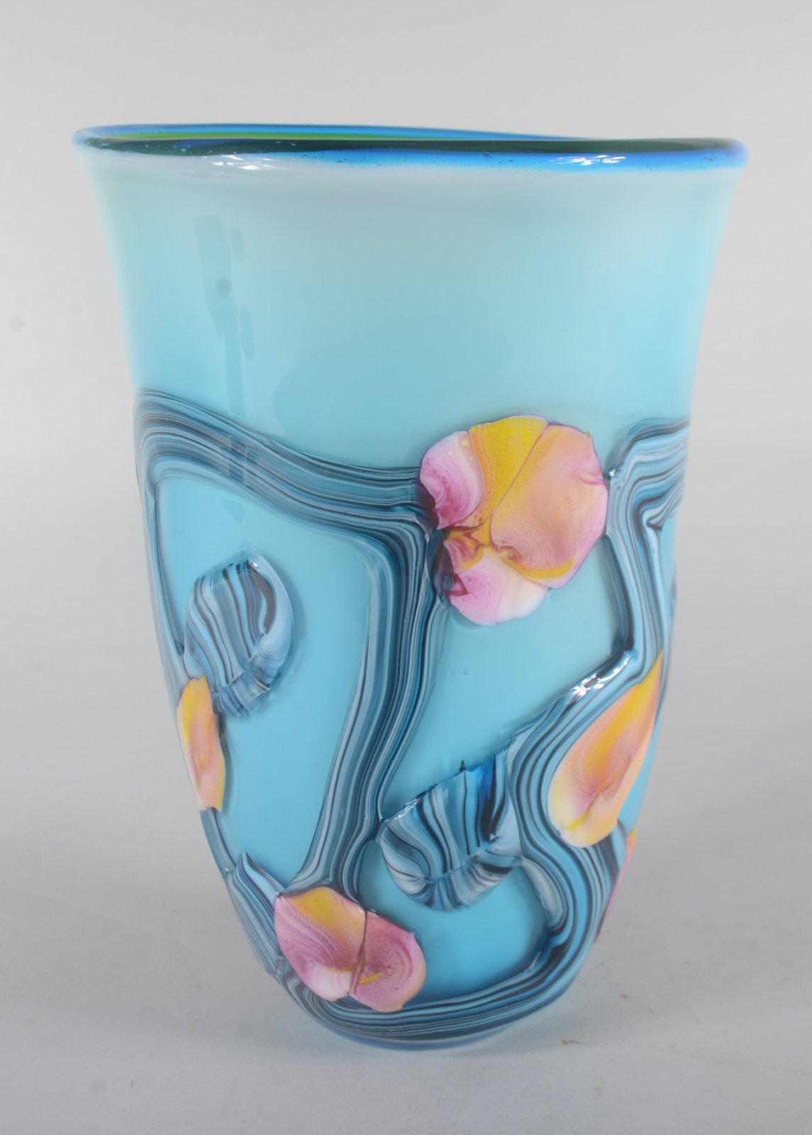 Vaso decortivo em vidro leitoso azul com flores em policromia... - foto 4 de 6