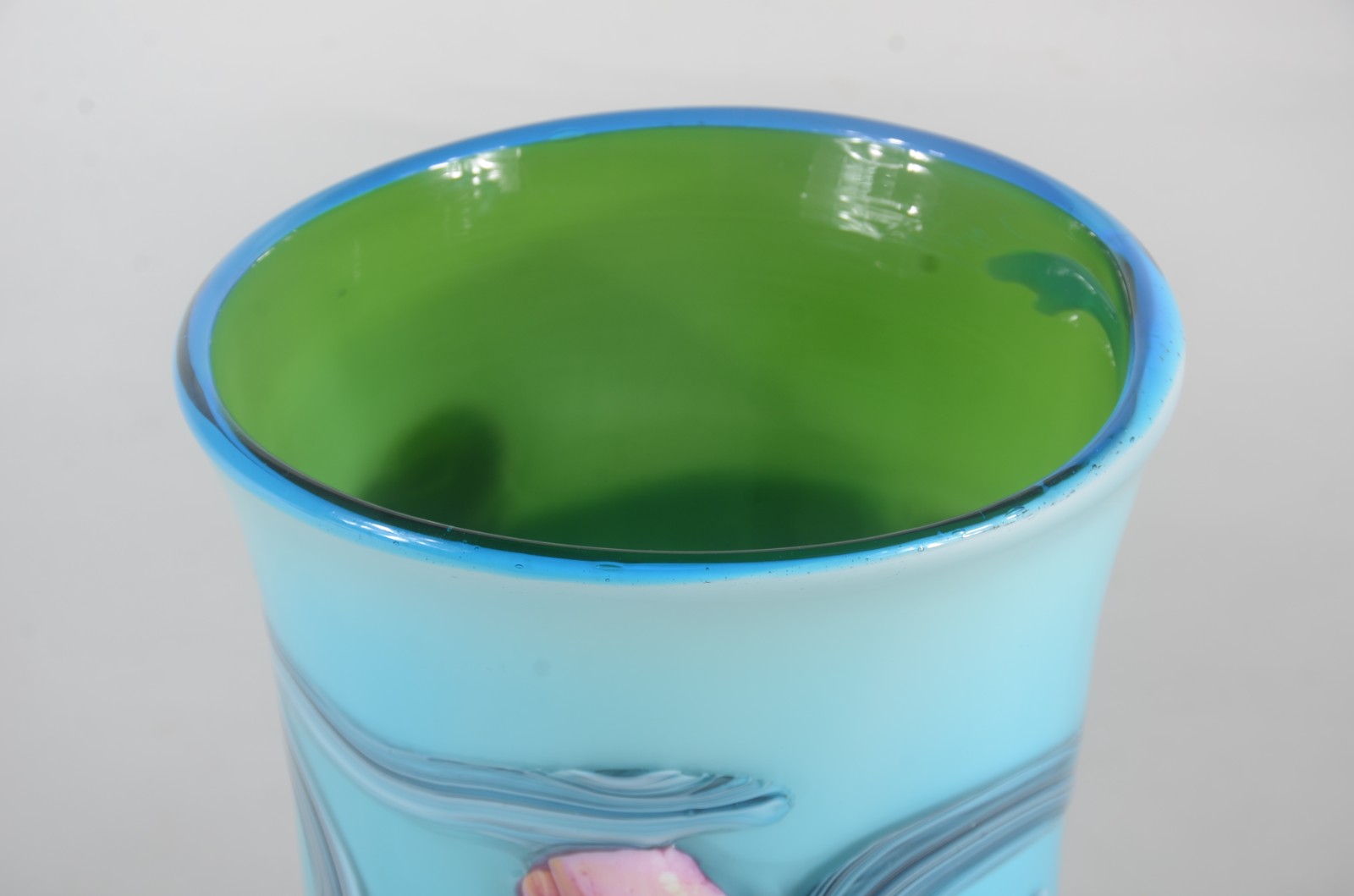 Vaso decortivo em vidro leitoso azul com flores em policromia... - foto 5 de 6