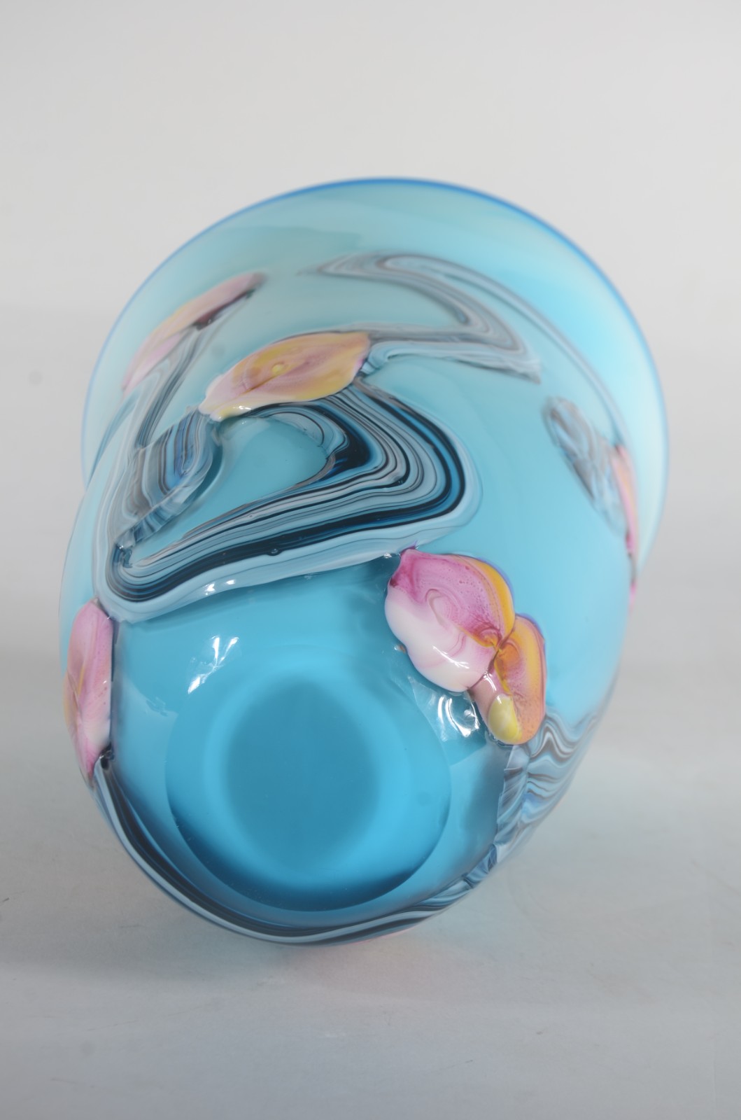 Vaso decortivo em vidro leitoso azul com flores em policromia... - foto 6 de 6