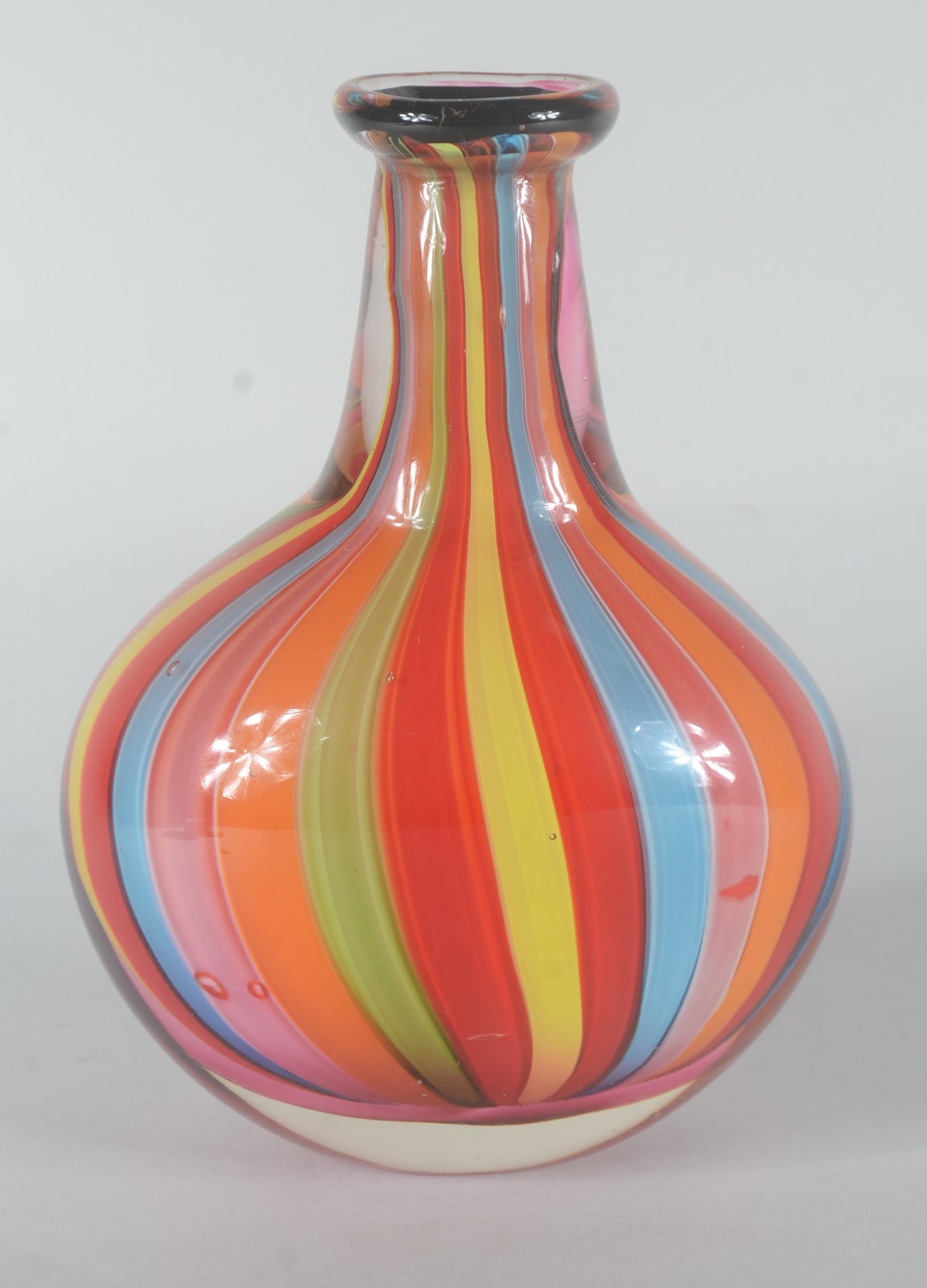 Vaso de murano com listras coloridas. - foto 1 de 6