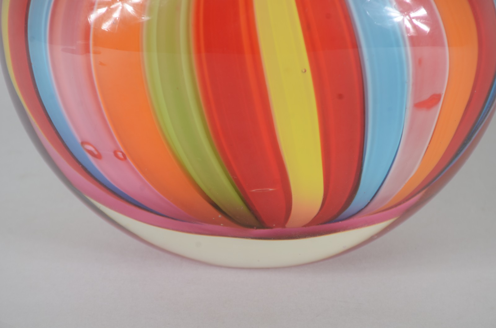 Vaso de murano com listras coloridas. - foto 3 de 6