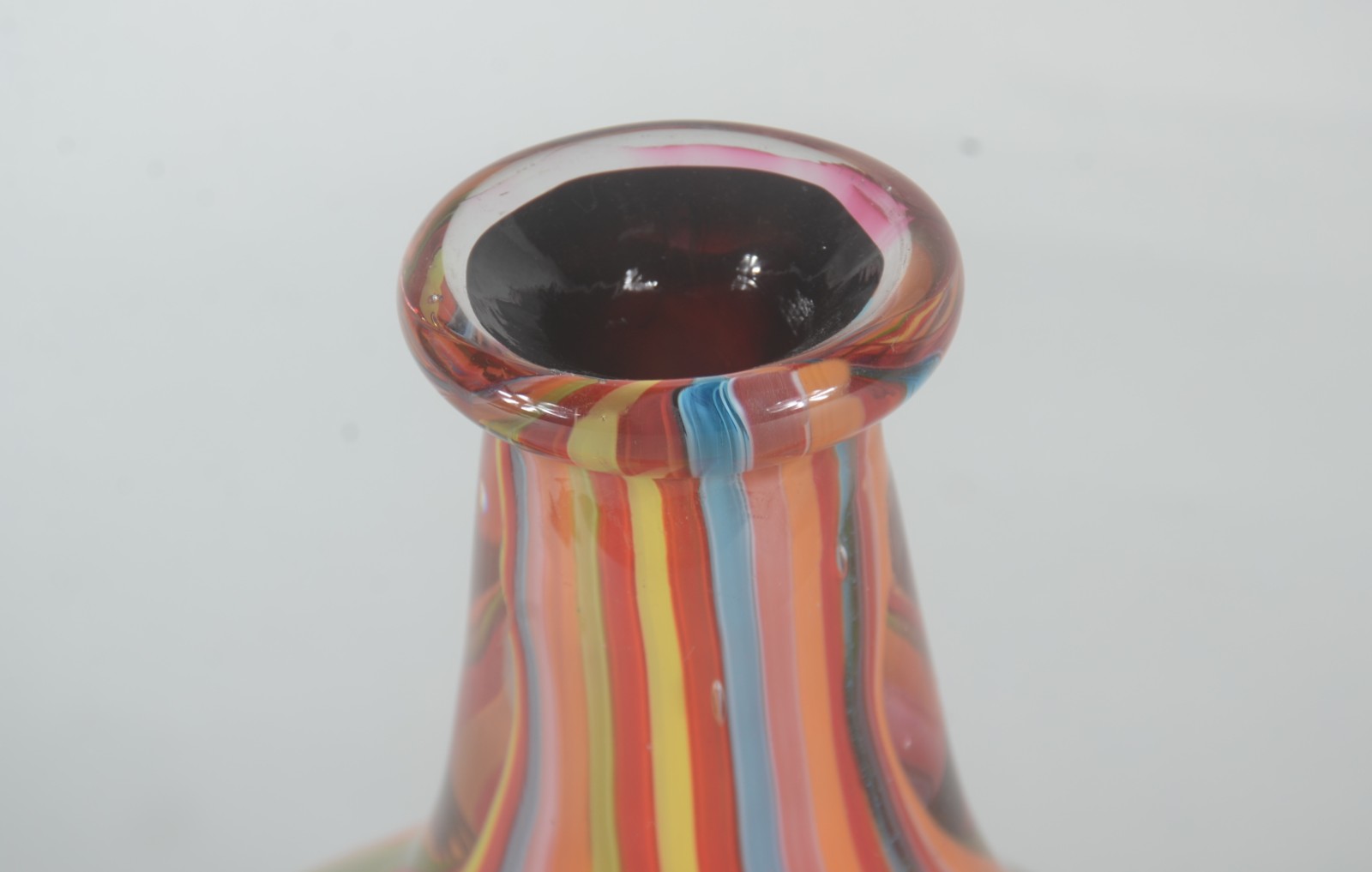 Vaso de murano com listras coloridas. - foto 5 de 6