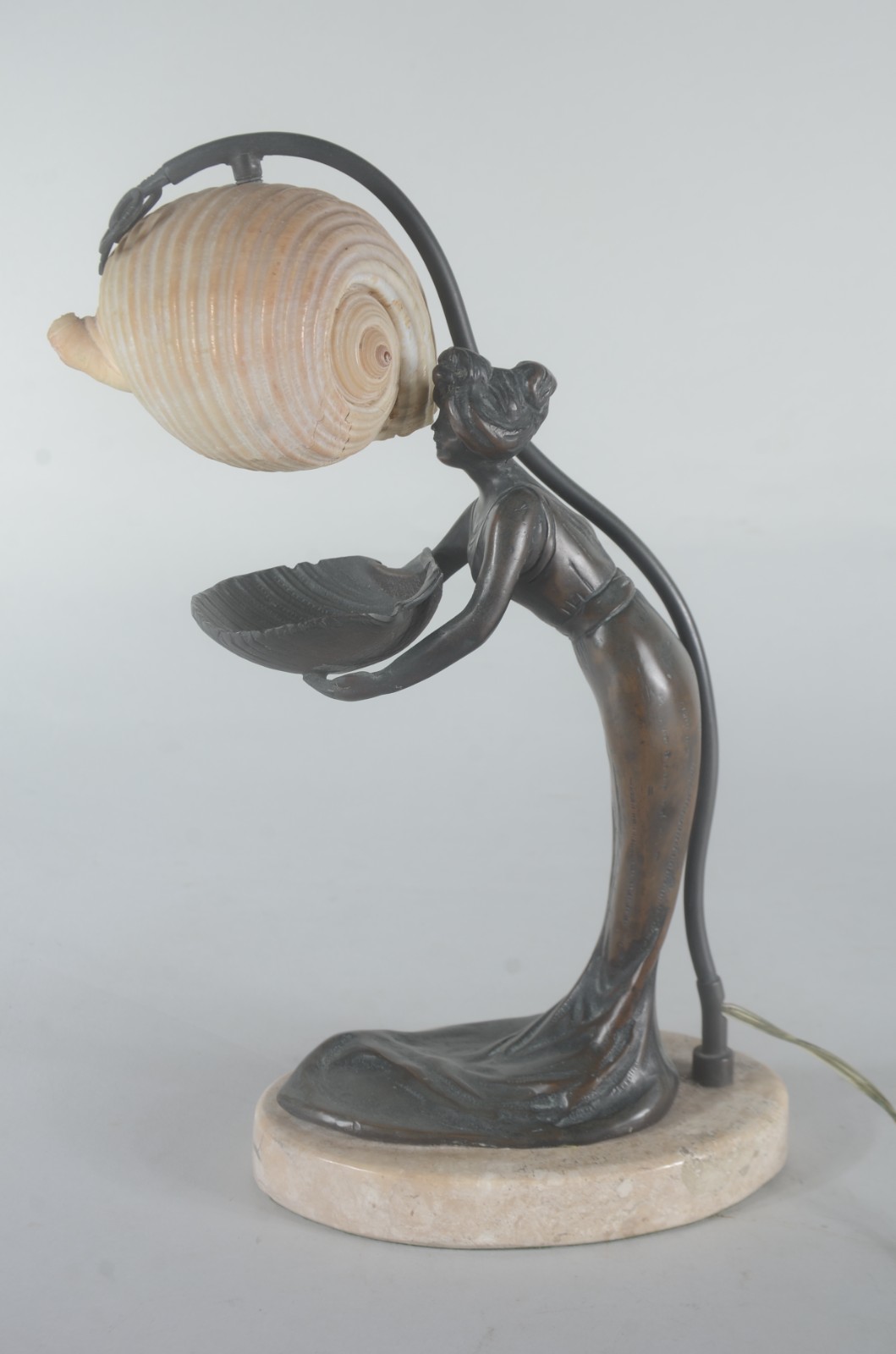 Abatjour de metal patinado Art Nouveau representando figura feminina... - foto 1 de 5