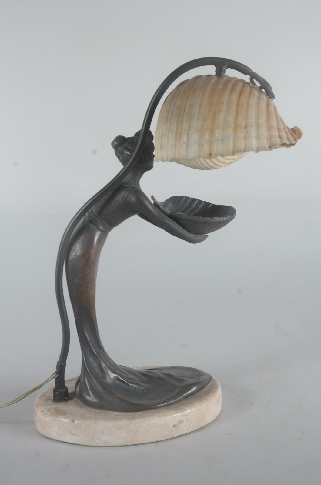 Abatjour de metal patinado Art Nouveau representando figura feminina... - foto 2 de 5