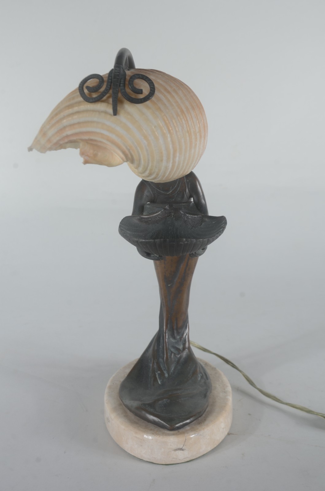 Abatjour de metal patinado Art Nouveau representando figura feminina... - foto 3 de 5