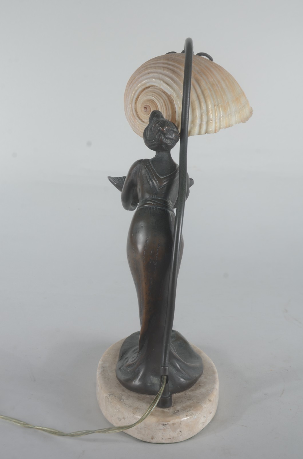 Abatjour de metal patinado Art Nouveau representando figura feminina... - foto 4 de 5