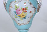 Anfora de porcelana  decoração floral em policr... - Anfora de porcelana  decoração floral em policromia.( com antigo restauro) 
