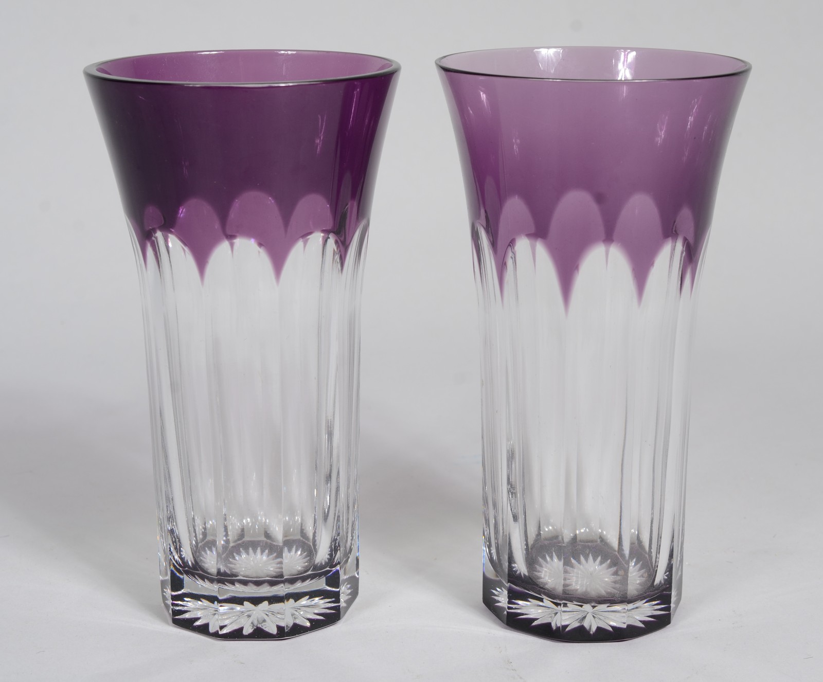 Par de vasos de cristal facetado lilás. - foto 1 de 4