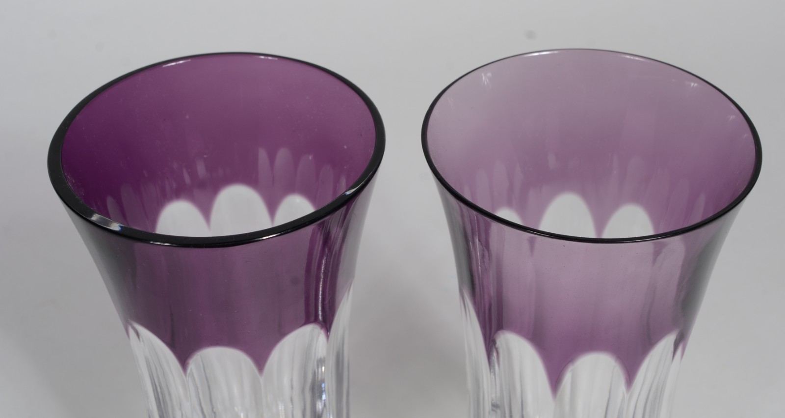 Par de vasos de cristal facetado lilás. - foto 2 de 4
