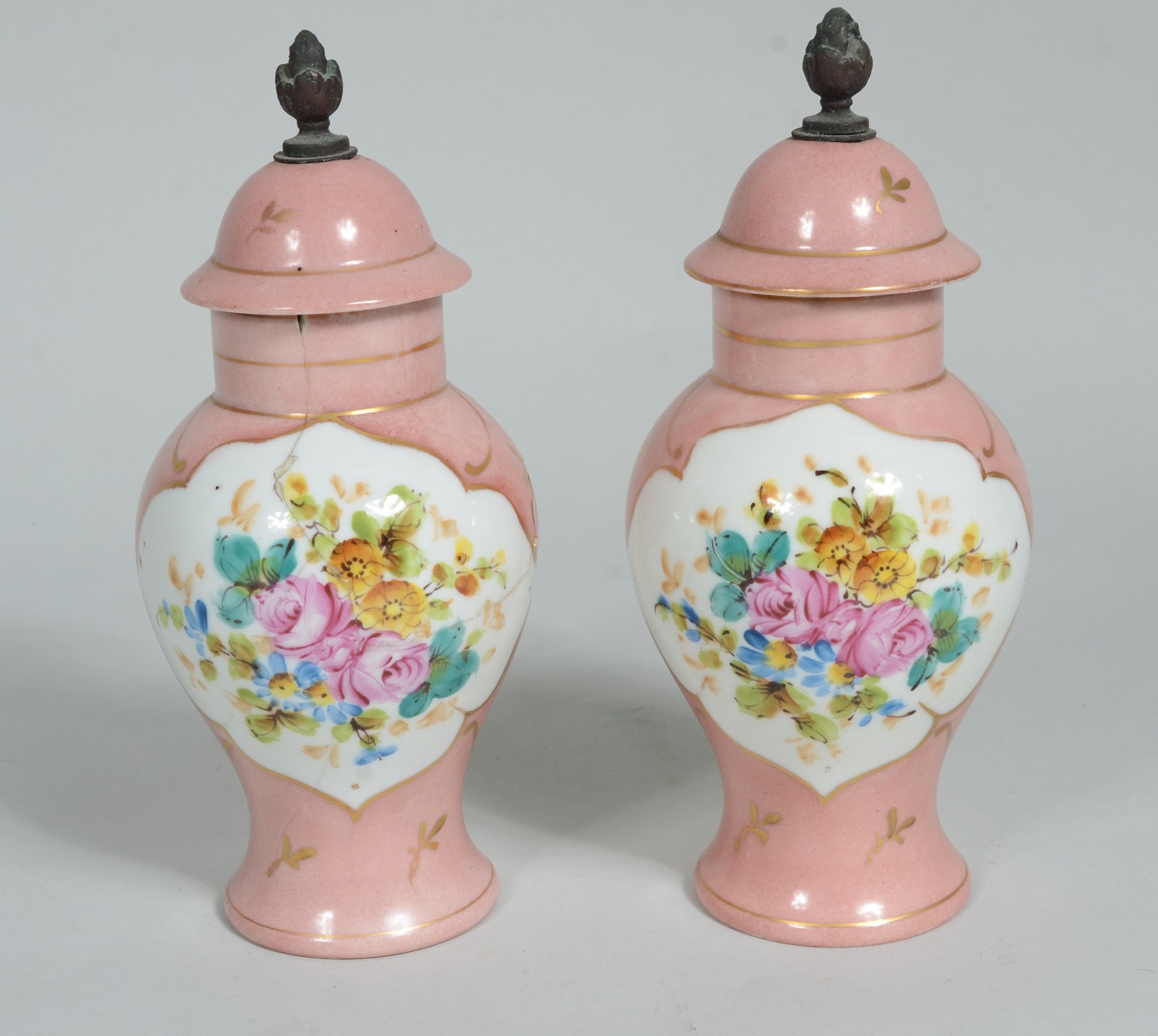 Par de pequenas ânforas de porcelana, fundo rosa com flores pintadas... - foto 1 de 7