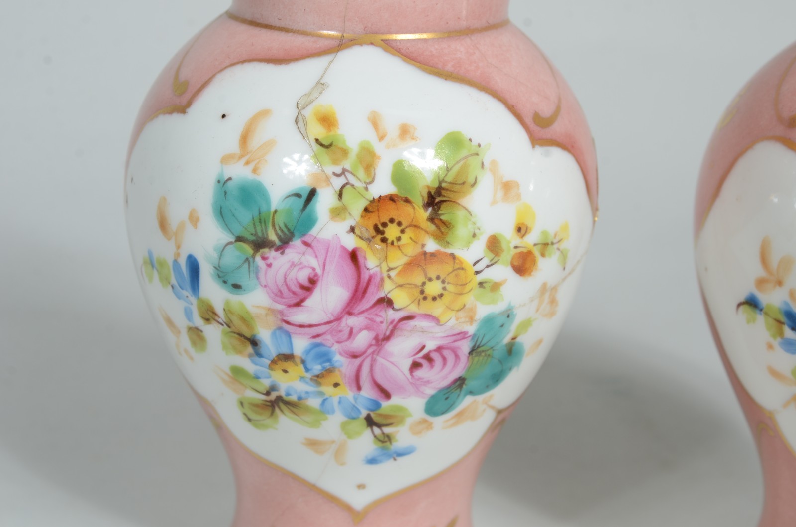 Par de pequenas ânforas de porcelana, fundo rosa com flores pintadas... - foto 2 de 7