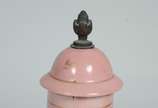 Par de pequenas ânforas de porcelana, fundo ros... - Par de pequenas ânforas de porcelana, fundo rosa com flores pintadas á mão em policromia e realces dourados. Uma delas com rachadura.