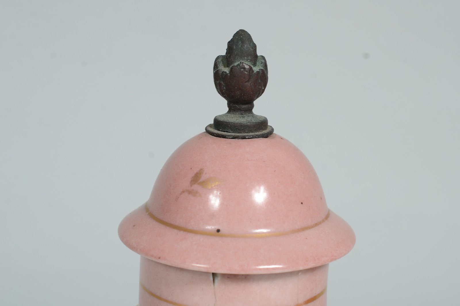 Par de pequenas ânforas de porcelana, fundo rosa com flores pintadas... - foto 3 de 7