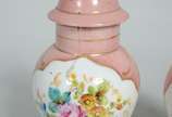 Par de pequenas ânforas de porcelana, fundo ros... - Par de pequenas ânforas de porcelana, fundo rosa com flores pintadas á mão em policromia e realces dourados. Uma delas com rachadura.