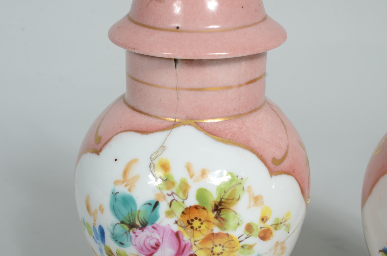 Par de pequenas ânforas de porcelana, fundo rosa com flores pintadas... - foto 4 de 7