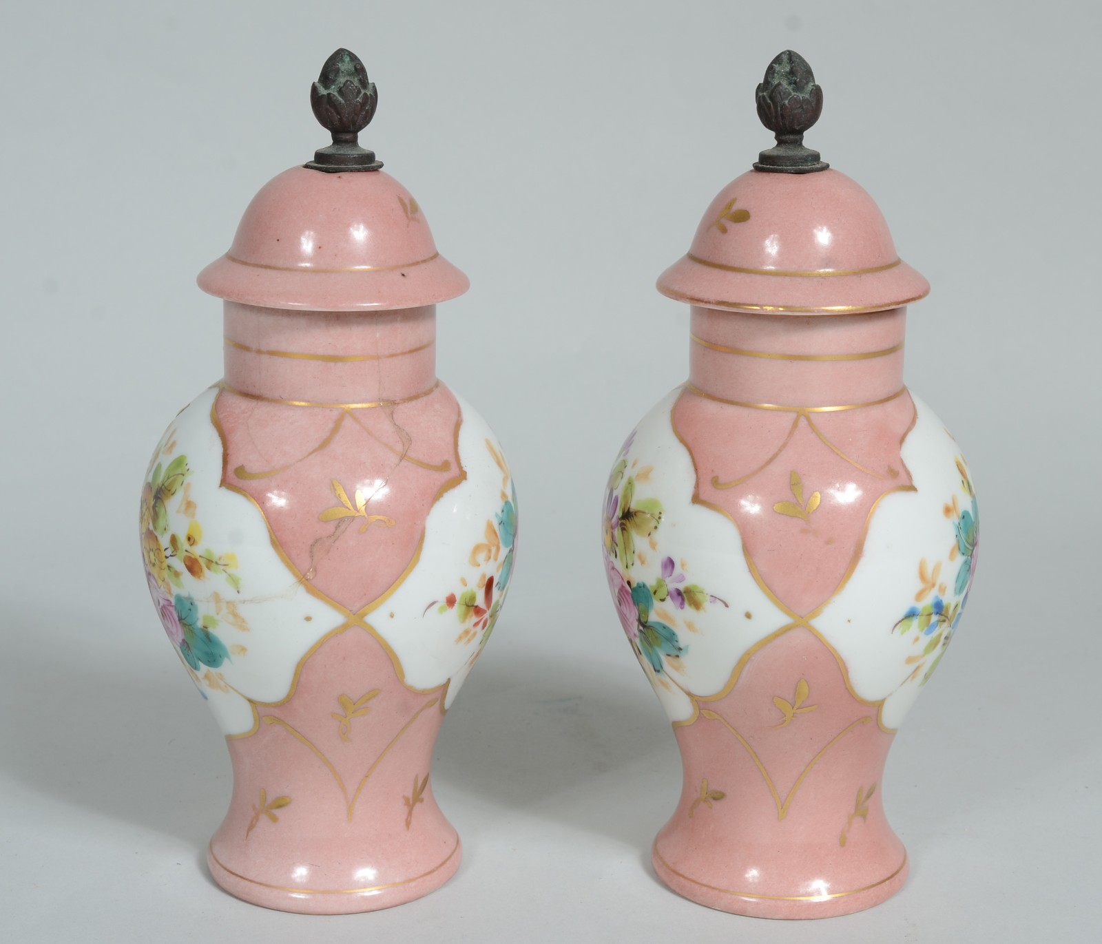 Par de pequenas ânforas de porcelana, fundo rosa com flores pintadas... - foto 5 de 7